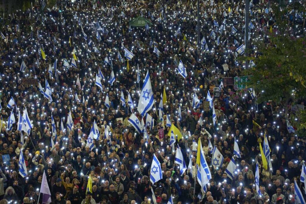 ISREAL PROTESTING AGAINST THE CONTINUATION OF THE WAR GOING ON IN GAZA